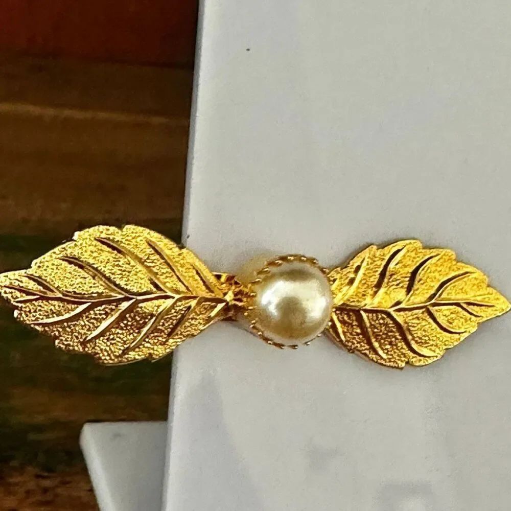 Lady Ellen Gold Leaf Hair Clip w/ Faux Pearl